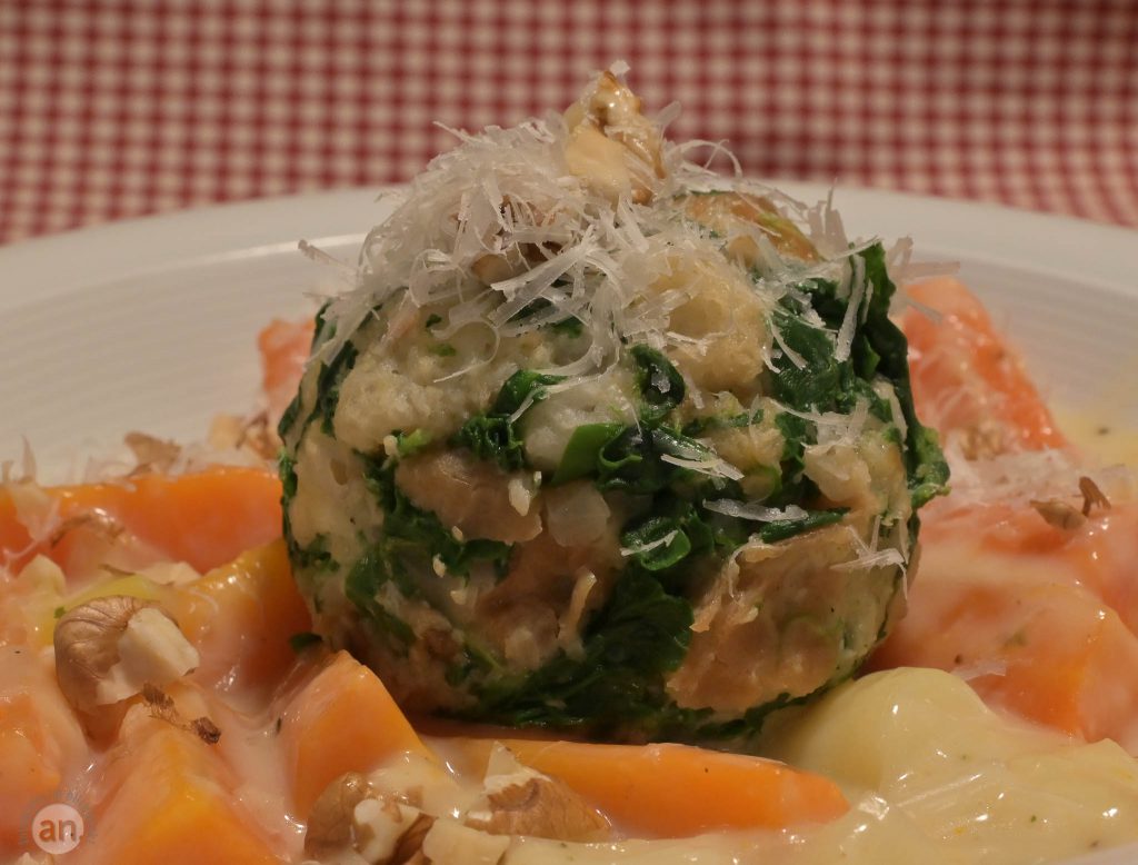 Südtiroler Spinatknödel mit Möhrengemüse